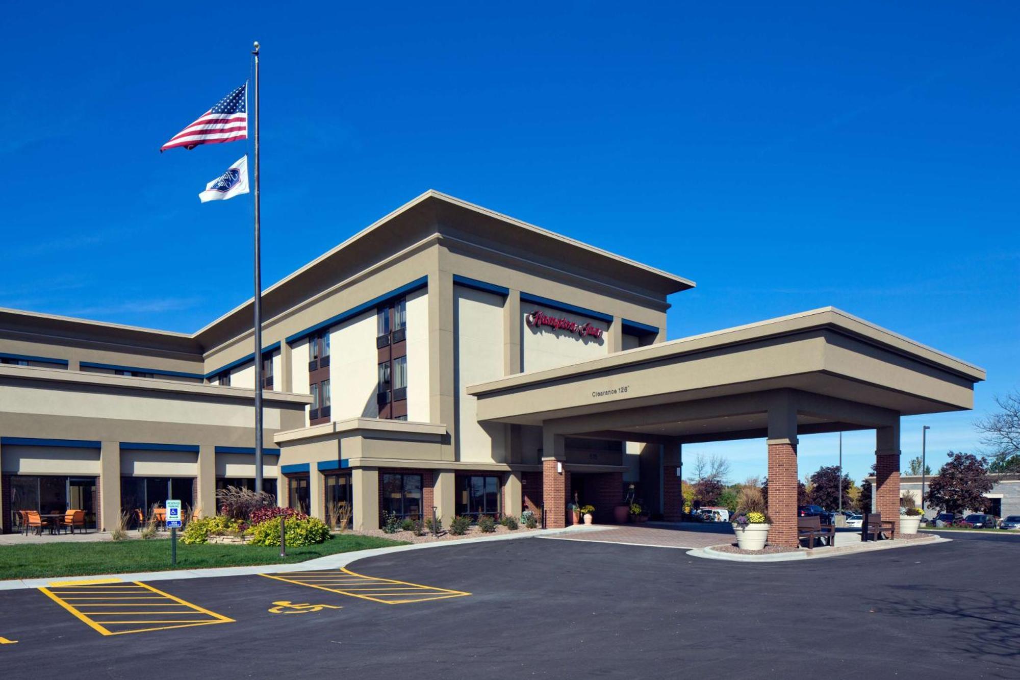 Hampton Inn Milwaukee Brookfield Exterior photo